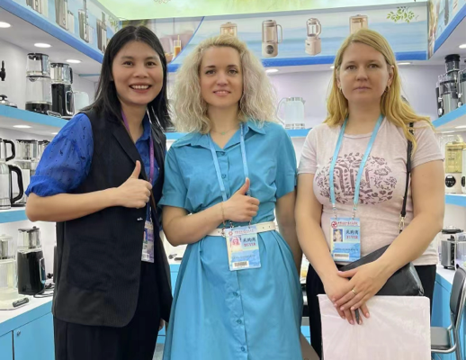 Групповое фото команды Zhongshan Yuekon Electrical Appliances Co., Limited с международными клиентами во время деловой встречи, демонстрирующей партнерство и сотрудничество.