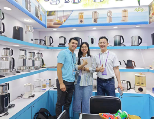 Члены команды Zhongshan Yuekon Electrical Appliances Co., Limited позируют перед международными клиентами, подчеркивая успешное деловое партнерство.