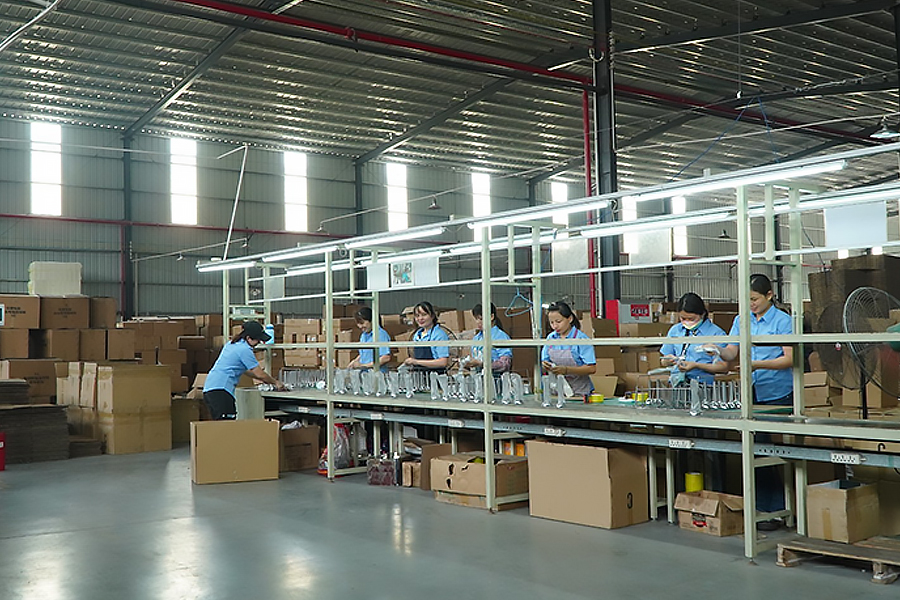 Изображение производственного цеха компании Zhongshan Yuekon Electrical Appliances Co., Limited, иллюстрирующее чистую и ухоженную производственную среду по производству подогревателей для детских бутылочек и электрических чайников.