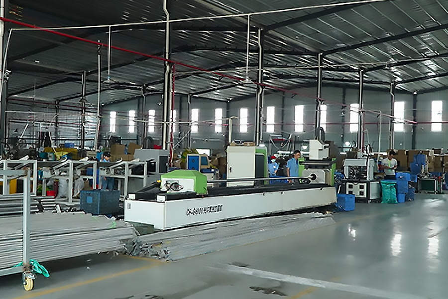 Изображение производственного цеха компании Zhongshan Yuekon Electrical Appliances Co., Limited: производственная среда и рабочие на конвейере по производству кофейных чайников и соковыжималок.