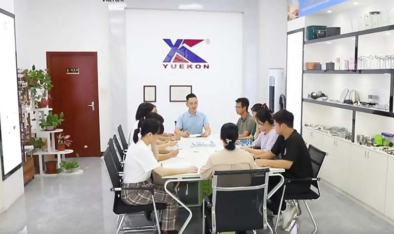 Изображение встречи в компании Zhongshan Yuekon Electrical Appliances Co., Limited: члены команды участвуют в деловой дискуссии.