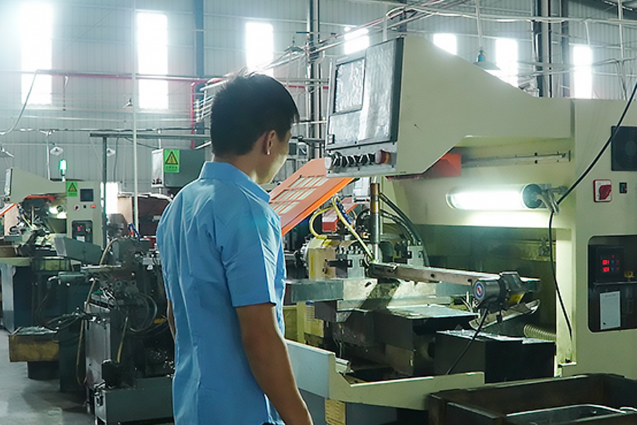 Изображение производственного цеха компании Zhongshan Yuekon Electrical Appliances Co., Limited, демонстрирующее организованный производственный процесс и оборудование для электрических сушилок и увлажнителей одежды.