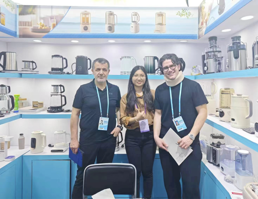 Фотография компании Zhongshan Yuekon Electrical Appliances Co., Limited, работающей с международными клиентами, запечатлевшая момент делового сотрудничества и дружбы.
